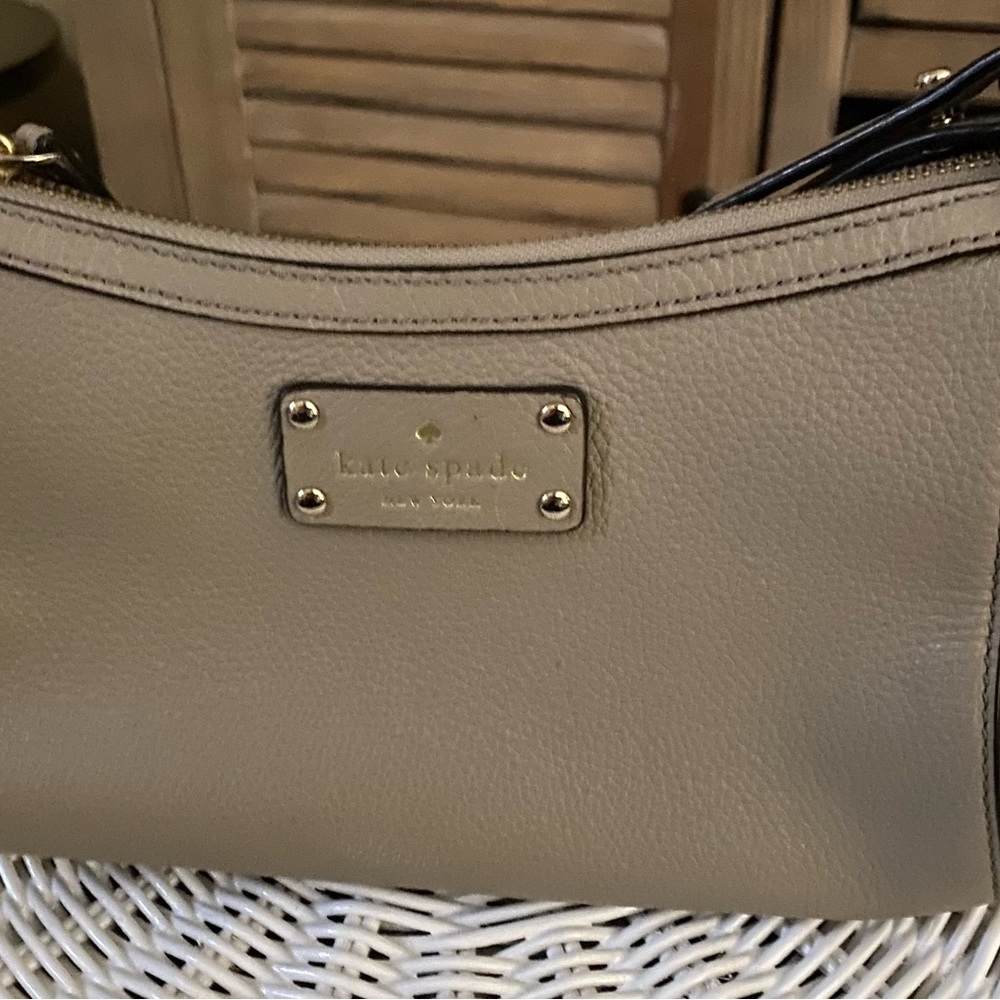 kate spade NWOT Gabriella Berkshire Oyster Grey Crossbody Purse - Picture 3 of 11